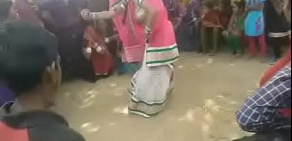  Bhabhiji Dancing On Bhojpuri Song In Gaon(videomasti.com)